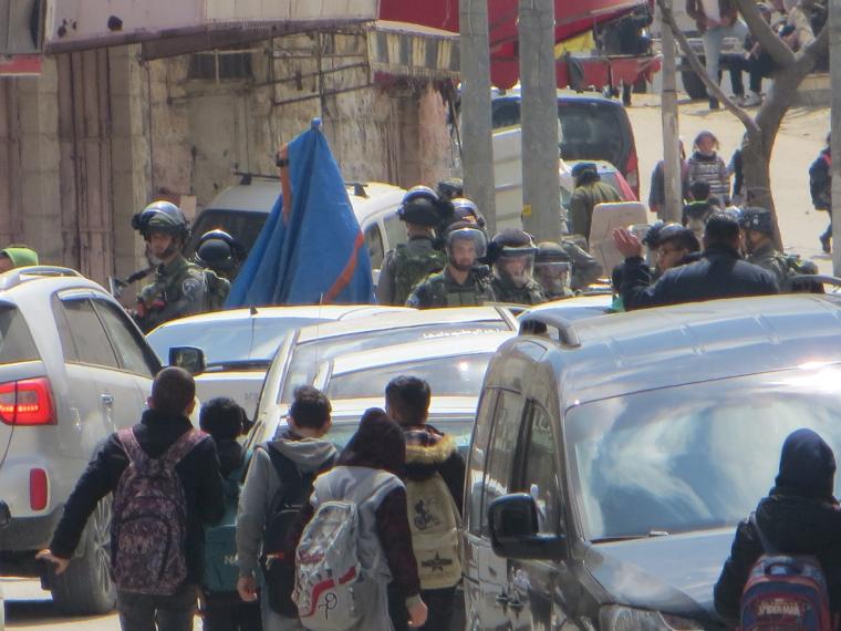 قوات الاحتلال تعتدي على الطلبة