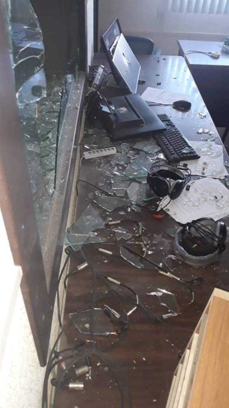 آثار تحطيم مقر تلفزيون فلسطين بغزة على أيدي مجهولين