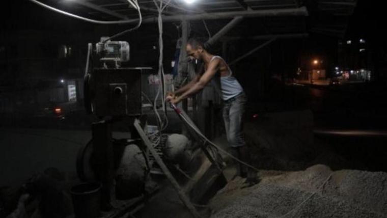 العمال الفلسطينيون في قطاع غزة يعملون ليلا في رمضان