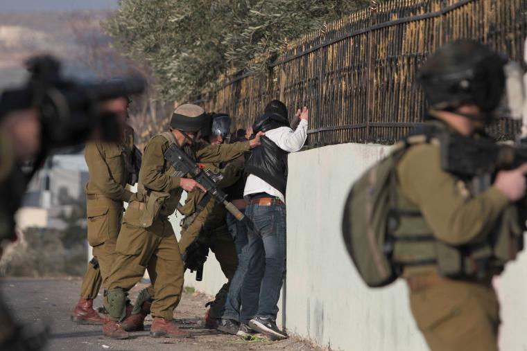 جيش الاحتلال يعتقل ثلاثة شبان ويحيلهم للتحقيق