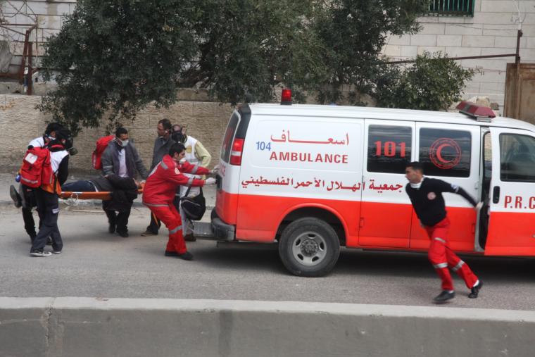اسعاف فلسطيني ينقل مصابين