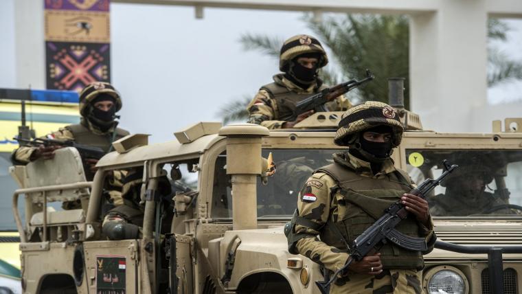 قوات من الجيش المصري تلاحق الجماعات المسلحة في سيناء