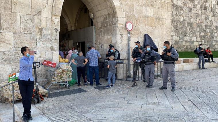 قوات الاحتلال تعتقل 8 شبان من داخل المسجد الاقصى