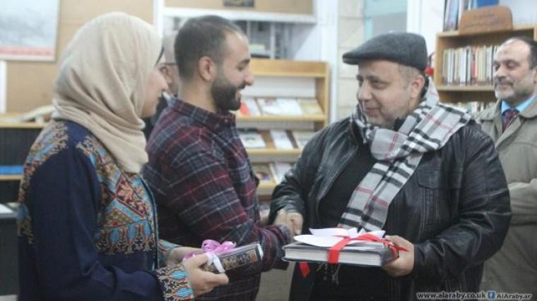 العروسان يتقبلان التهنئة في مكتبة نابلس
