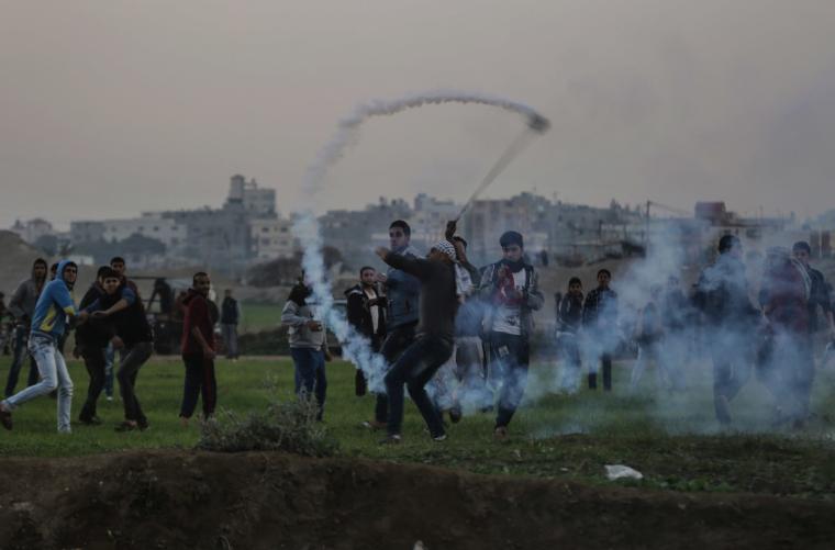 مواجهات بين شبان وجنود الاحتلال شرق غزة 1.jpg