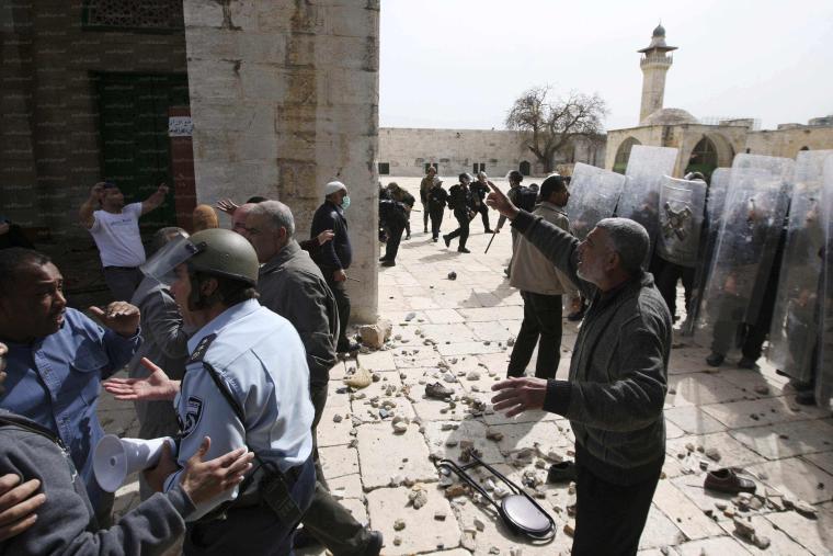 قوات الاحتلال تقتحم باحات المسجد الأقصى