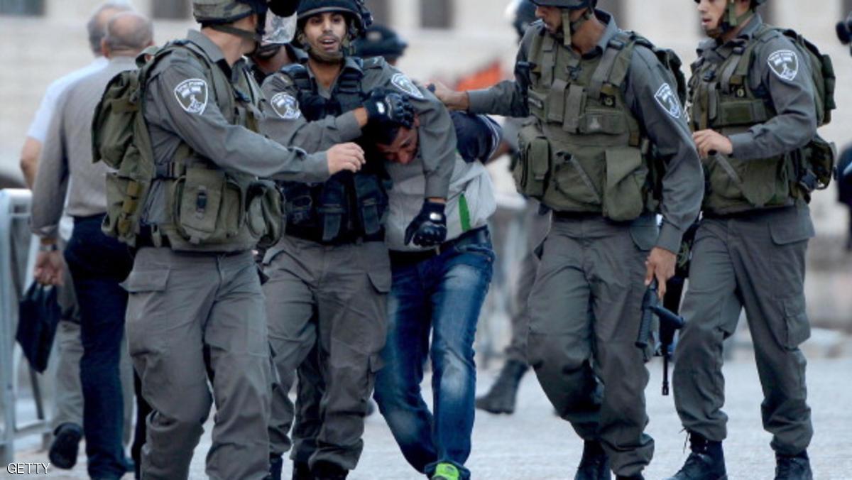 الاحتلال يعتقل شخصاً حاول بيع رشاش كارلو قرب حلحول