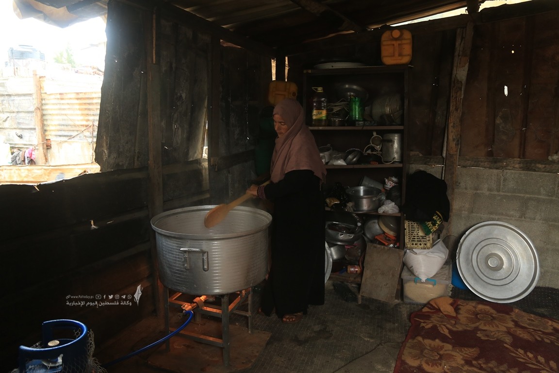 امرأة غزية تحاول تدفئة بطون الفقراء في غزة بـالتكية (2).JPG