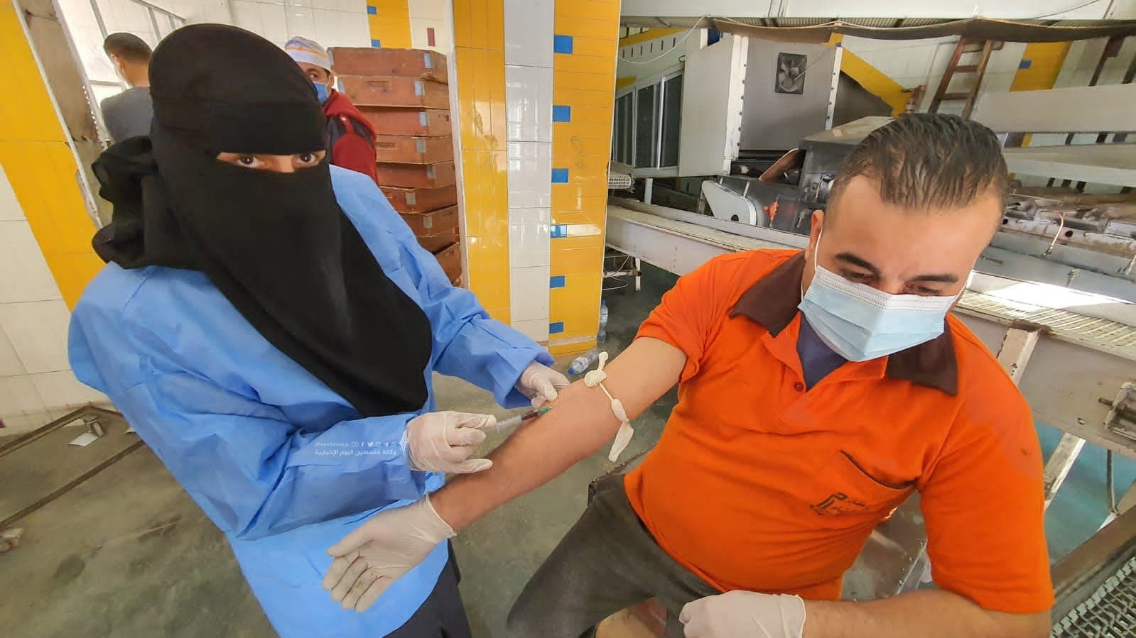 سحب عينات الدم لفحص الاجسام المناعية من فيروس كورونا في قطاع غزة (9).jpg
