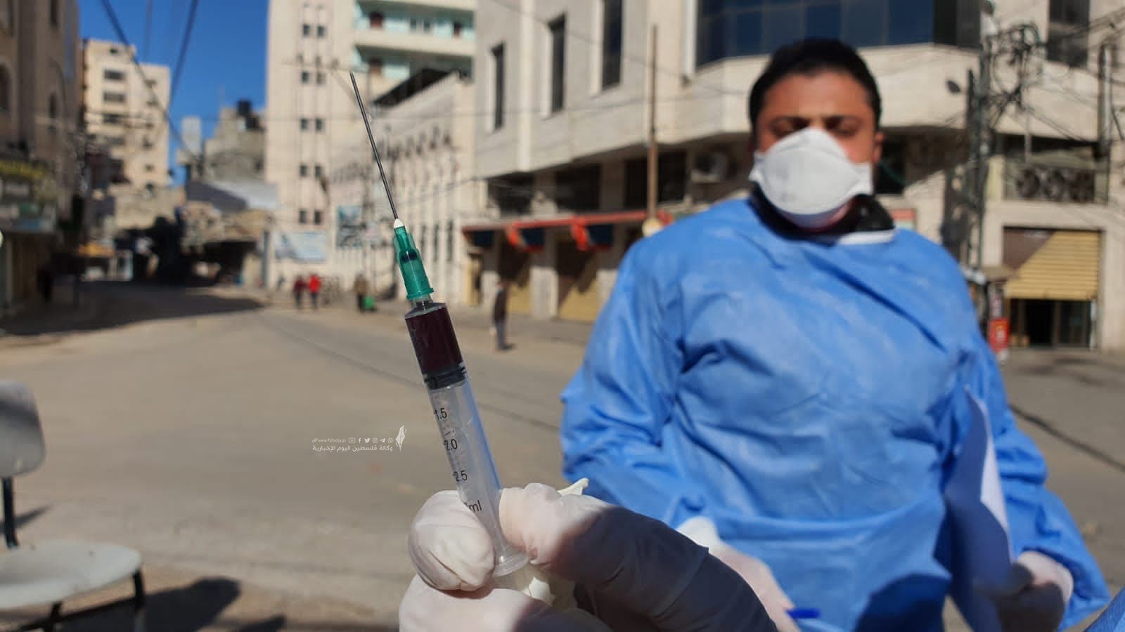 سحب عينات الدم لفحص الاجسام المناعية من فيروس كورونا في قطاع غزة (7).jpg