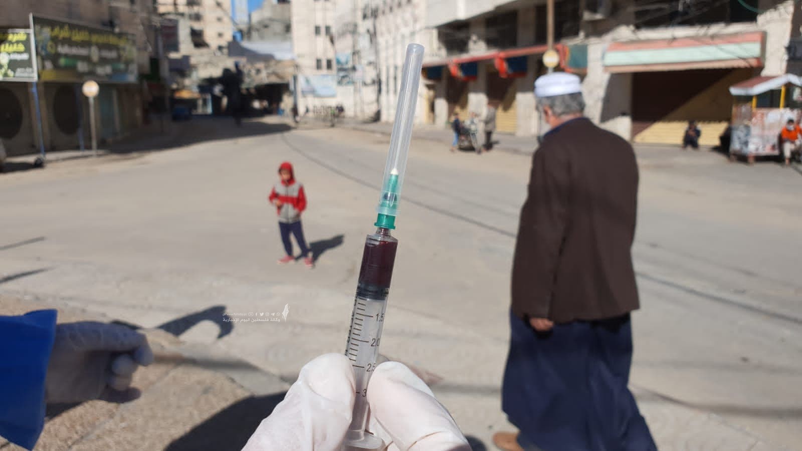سحب عينات الدم لفحص الاجسام المناعية من فيروس كورونا في قطاع غزة (6).jpg