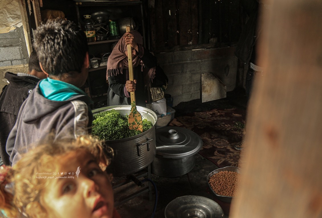 امرأة غزية تحاول تدفئة بطون الفقراء في غزة بـالتكية (15).JPG