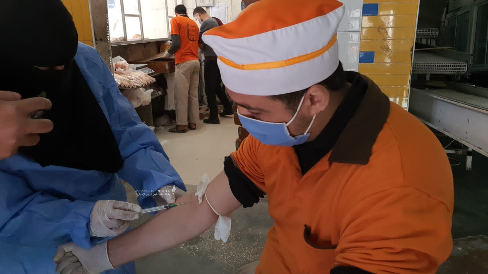 سحب عينات الدم لفحص الاجسام المناعية من فيروس كورونا في قطاع غزة (1).jpg