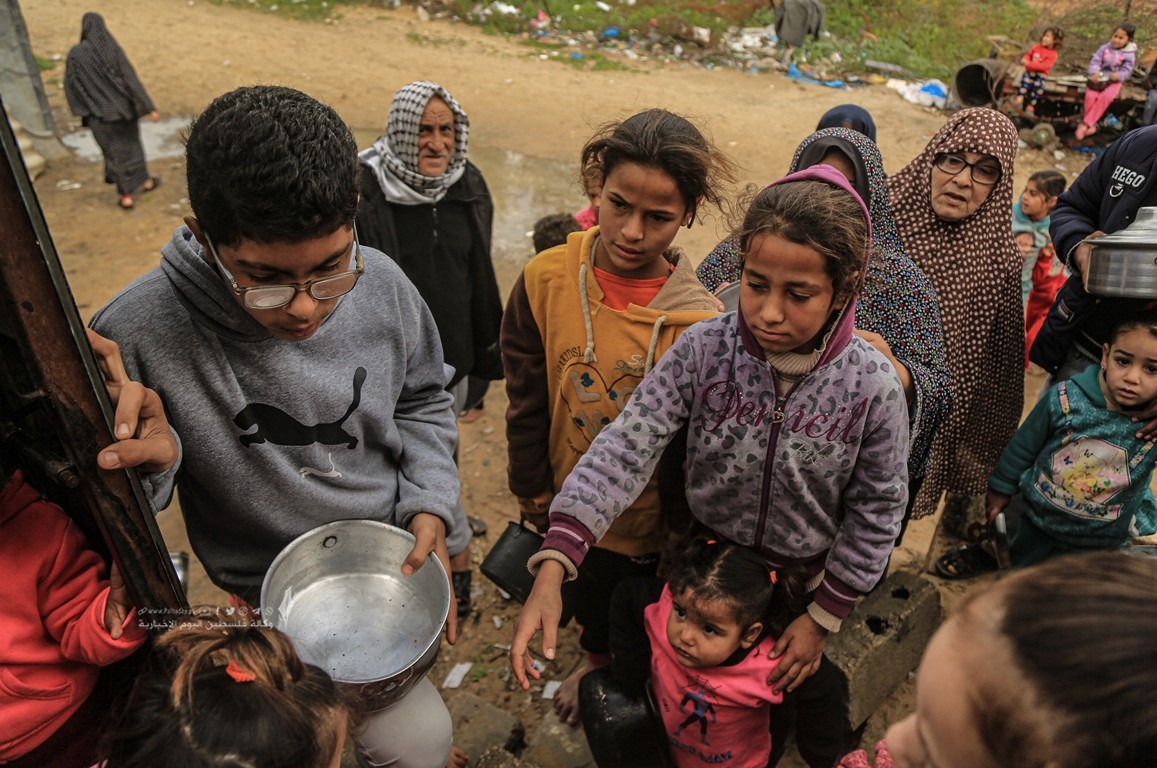 امرأة غزية تحاول تدفئة بطون الفقراء في غزة بـالتكية (22).JPG