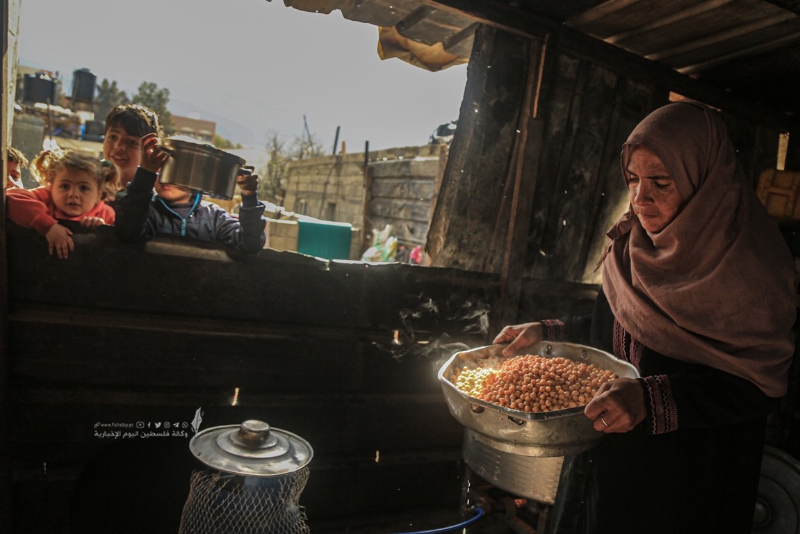امرأة غزية تحاول تدفئة بطون الفقراء في غزة بـالتكية (8).JPG