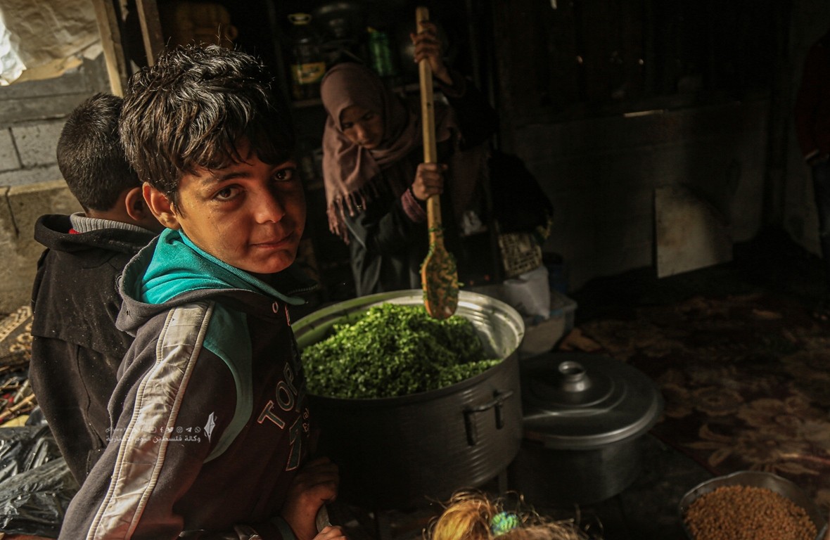 امرأة غزية تحاول تدفئة بطون الفقراء في غزة بـالتكية (14).JPG