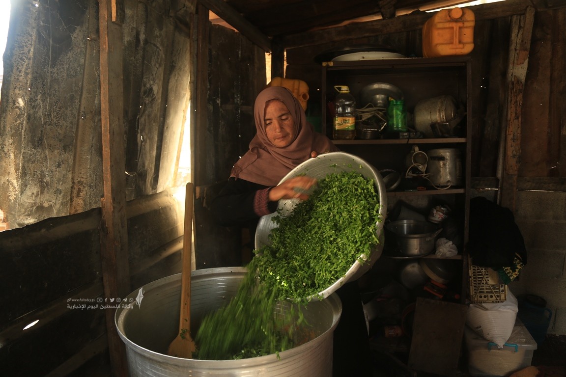 امرأة غزية تحاول تدفئة بطون الفقراء في غزة بـالتكية (10).JPG