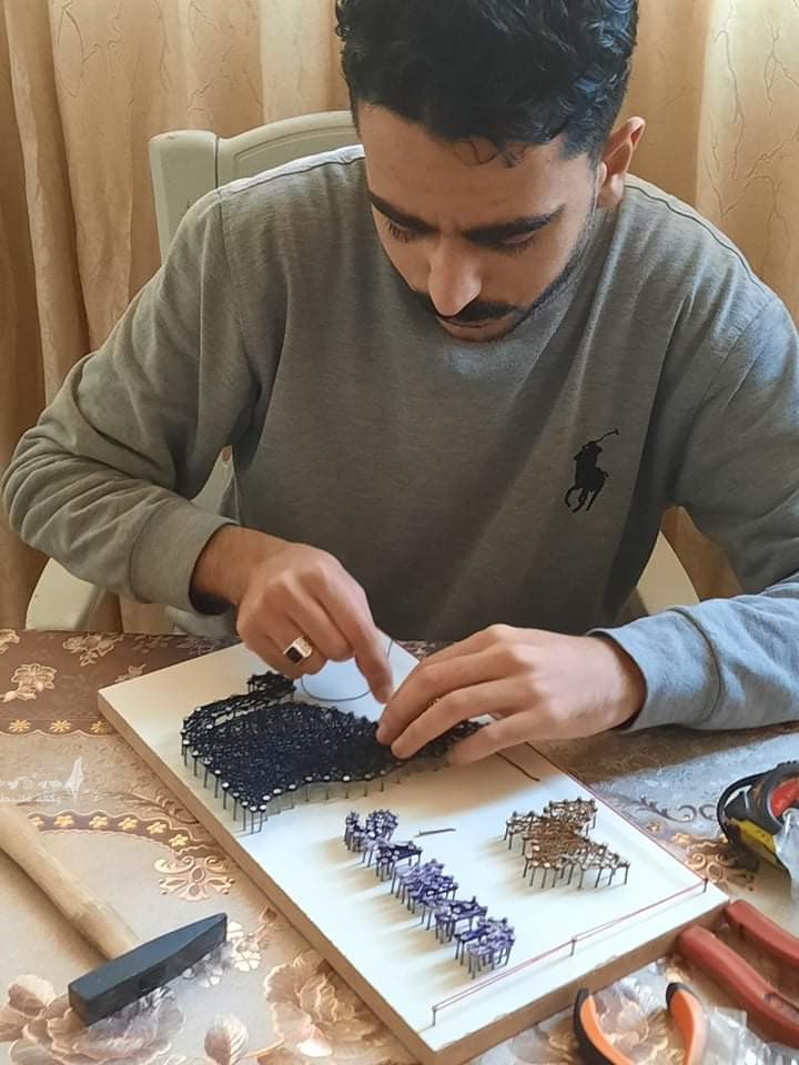 شاب يرسم بالخيط والمسمار (1).jpeg
