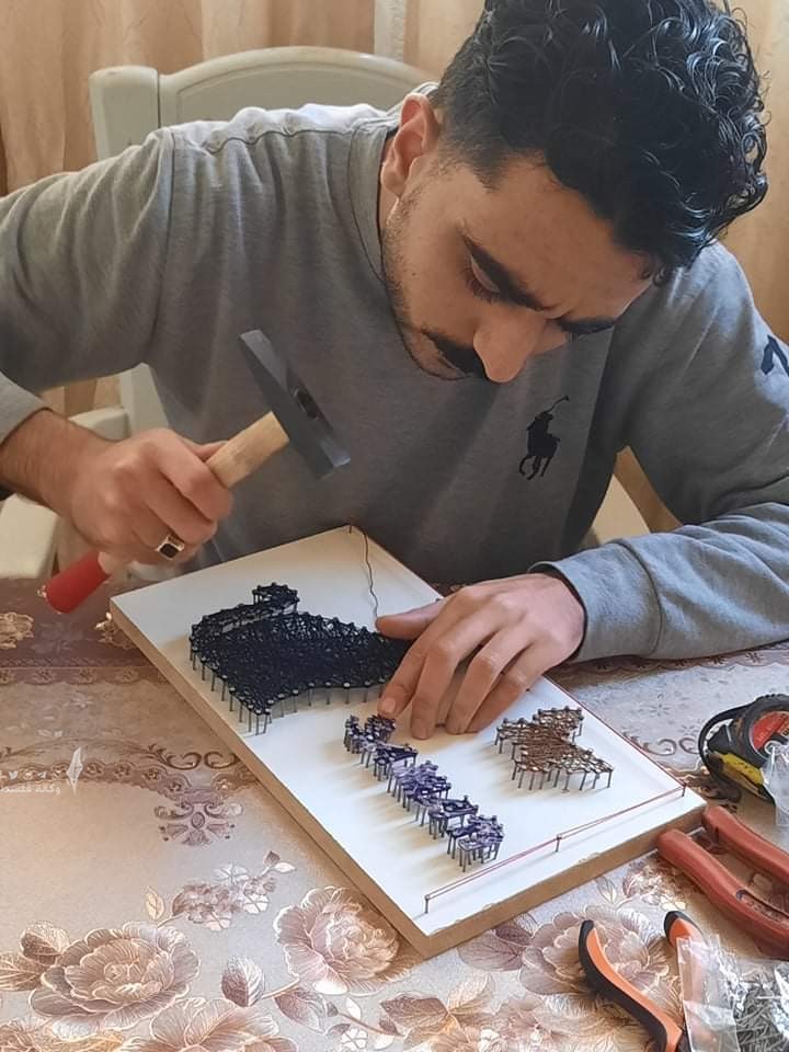 شاب يرسم بالخيط والمسمار (2).jpeg