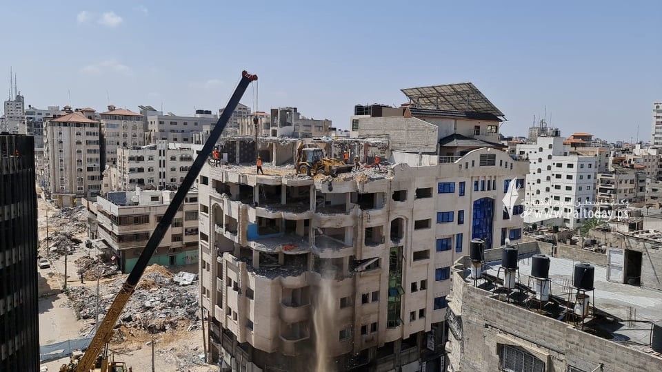 الاشغال في غزة تشرع بإزالة مباني مهددة بالانهيار 3.jpg