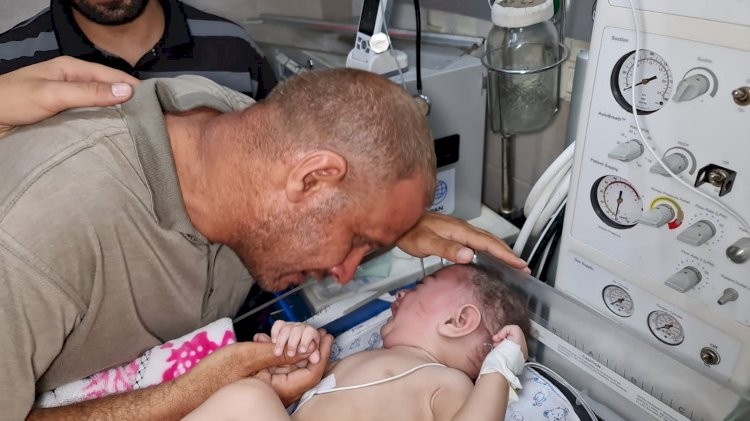 محمد الحديدي وطفله عمر.jpg