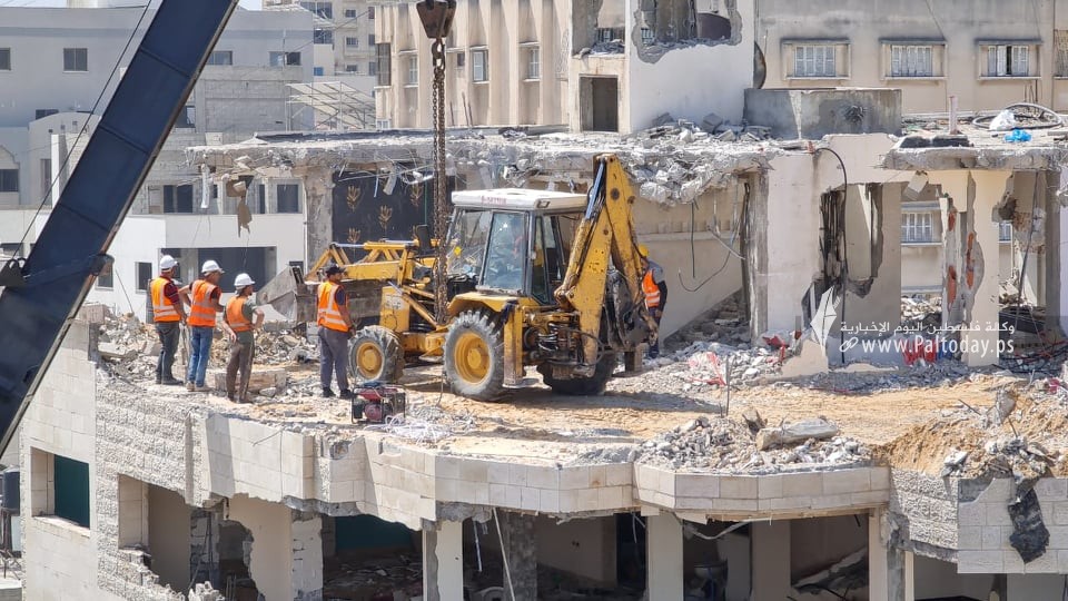 الاشغال في غزة تشرع بإزالة مباني مهددة بالانهيار.jpg