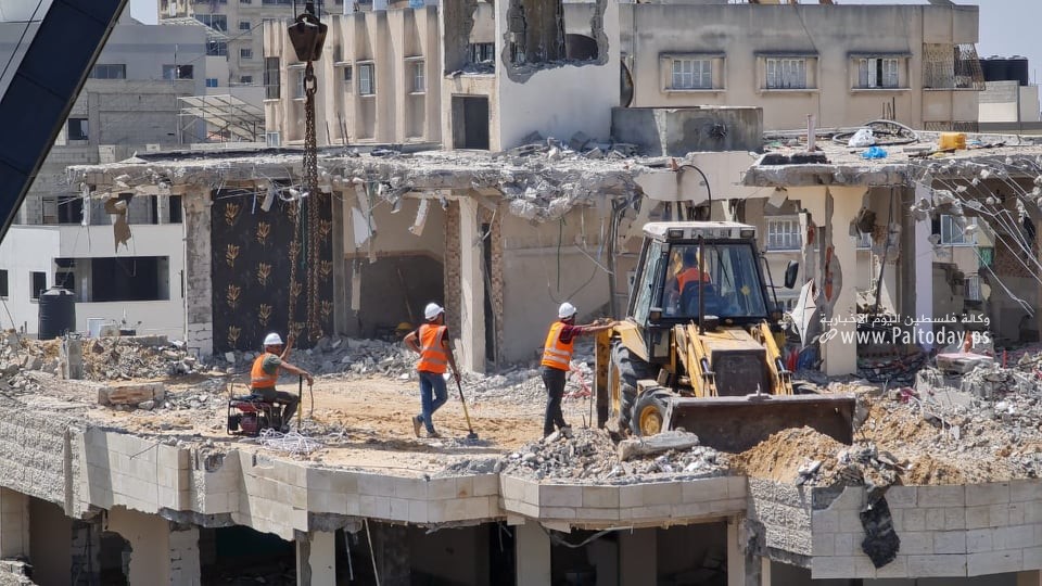 الاشغال في غزة تشرع بإزالة مباني مهددة بالانهيار 5.jpg