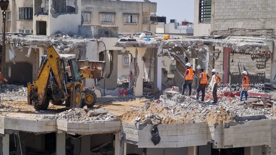الاشغال في غزة تشرع بإزالة مباني مهددة بالانهيار 2.jpg