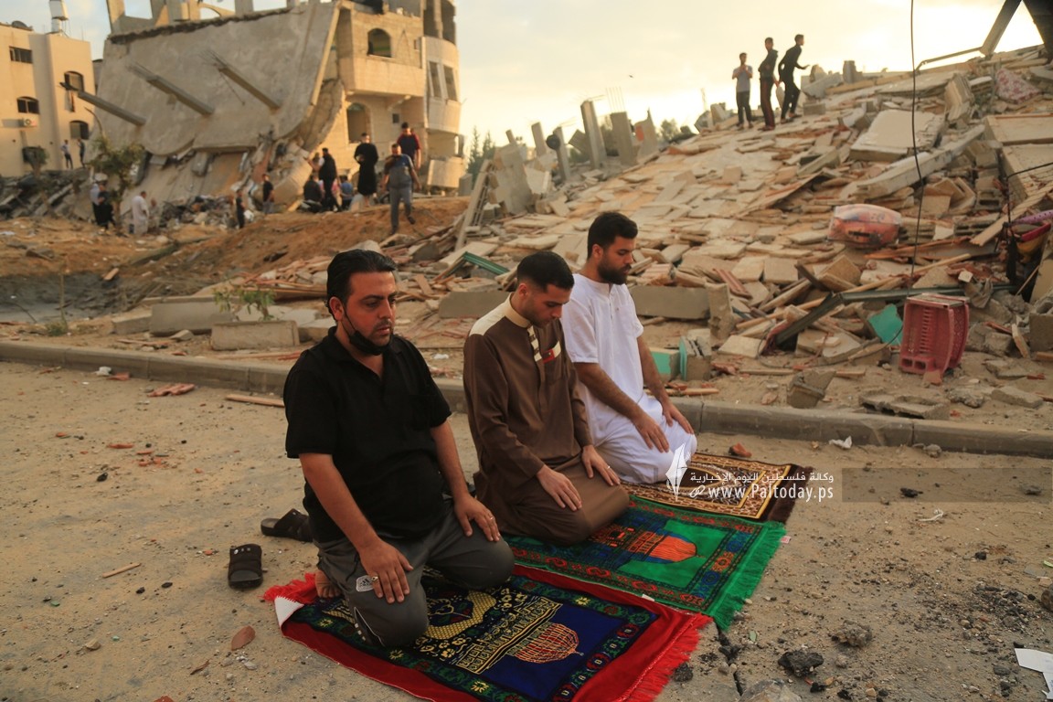 صلاة العيد بجوار ركام المنازل  (2).JPG
