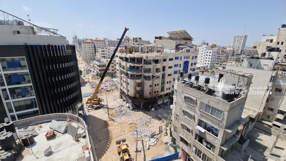 الاشغال في غزة تشرع بإزالة مباني مهددة بالانهيار 1.jpg