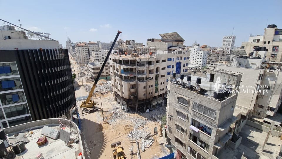 الاشغال في غزة تشرع بإزالة مباني مهددة بالانهيار 6.jpg
