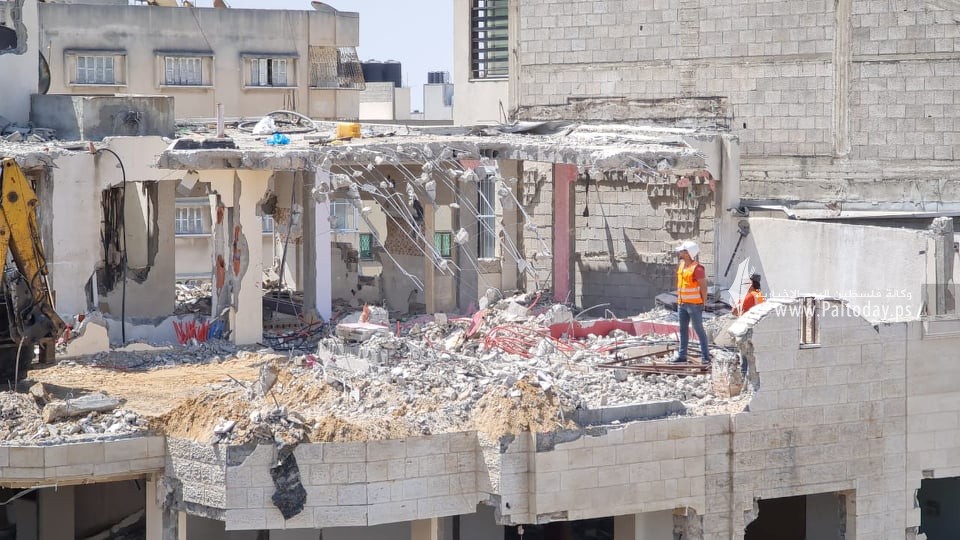 الاشغال في غزة تشرع بإزالة مباني مهددة بالانهيار 8.jpg