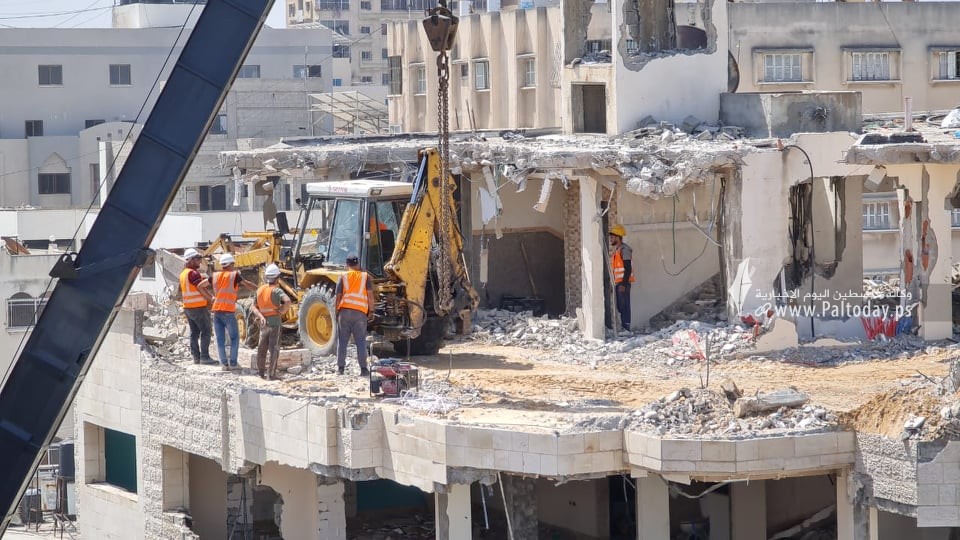 الاشغال في غزة تشرع بإزالة مباني مهددة بالانهيار 4.jpg