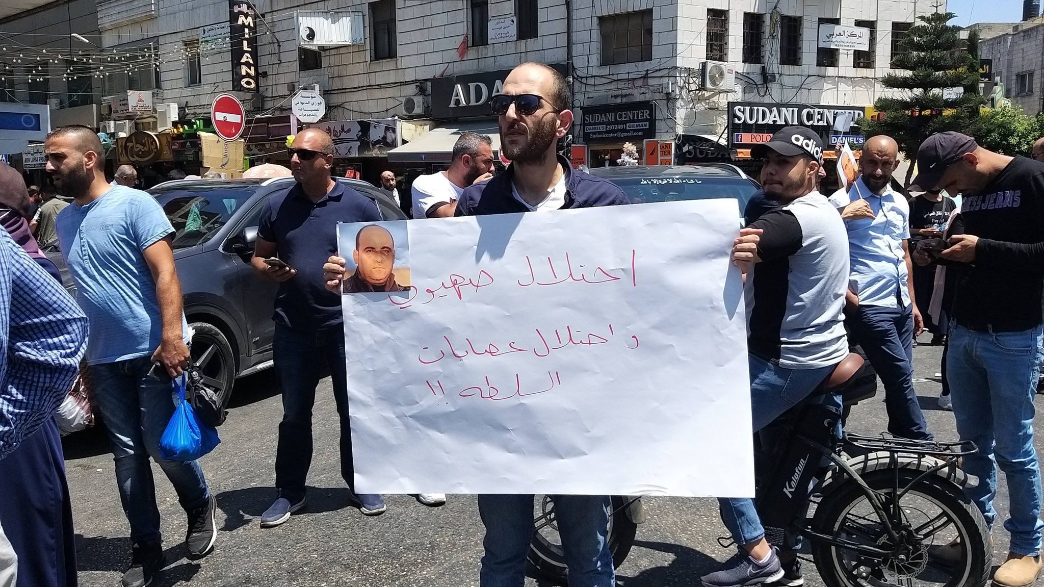 مسيرة في رام الله تنديدًا لاغتيال الناشط نزار بنات.jpg