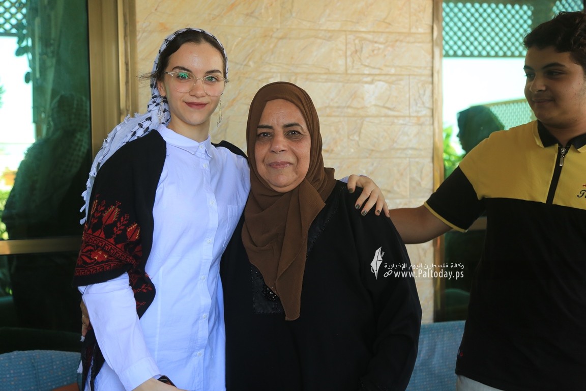 بالصورالطالبة منة الله مشعل حسن البطة الأولى على مستوى فلسطين القسم الأدبي بمعدل 99.7 %  من غزة (8).JPG