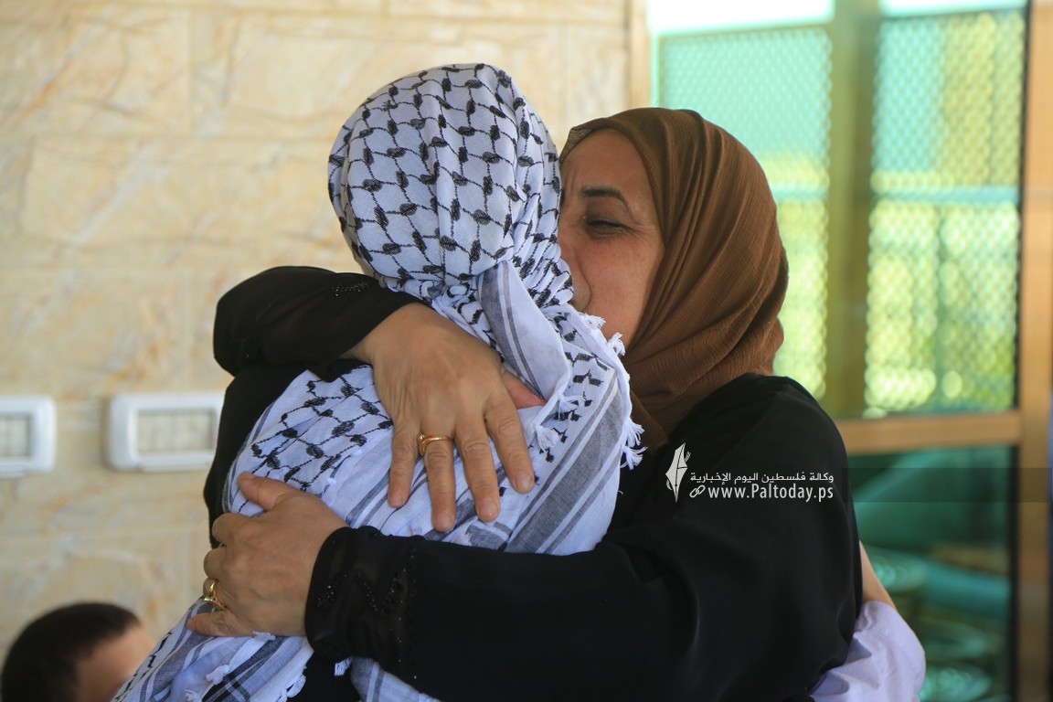 بالصورالطالبة منة الله مشعل حسن البطة الأولى على مستوى فلسطين القسم الأدبي بمعدل 99.7 %  من غزة (5).JPG