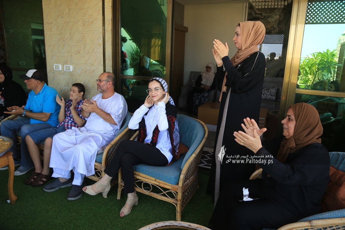 بالصورالطالبة منة الله مشعل حسن البطة الأولى على مستوى فلسطين القسم الأدبي بمعدل 99.7 %  من غزة (16).JPG