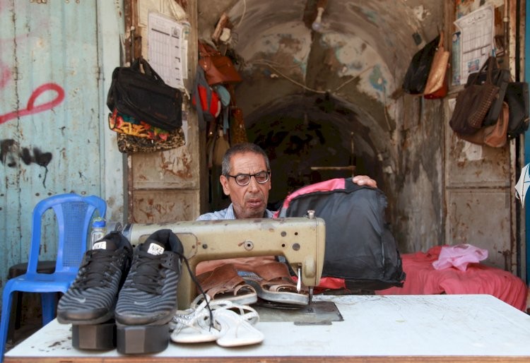 خياط فلسطيني يعيد خياطة الشنط  (6).jpg