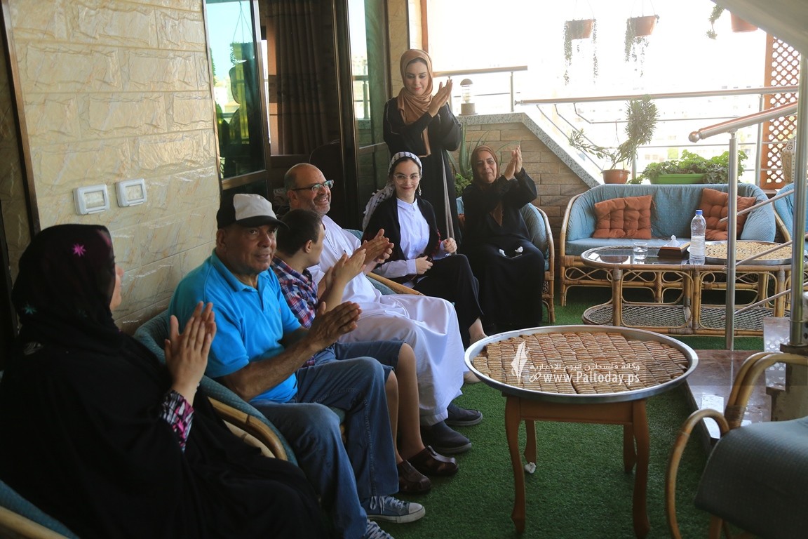 بالصورالطالبة منة الله مشعل حسن البطة الأولى على مستوى فلسطين القسم الأدبي بمعدل 99.7 %  من غزة (14).JPG