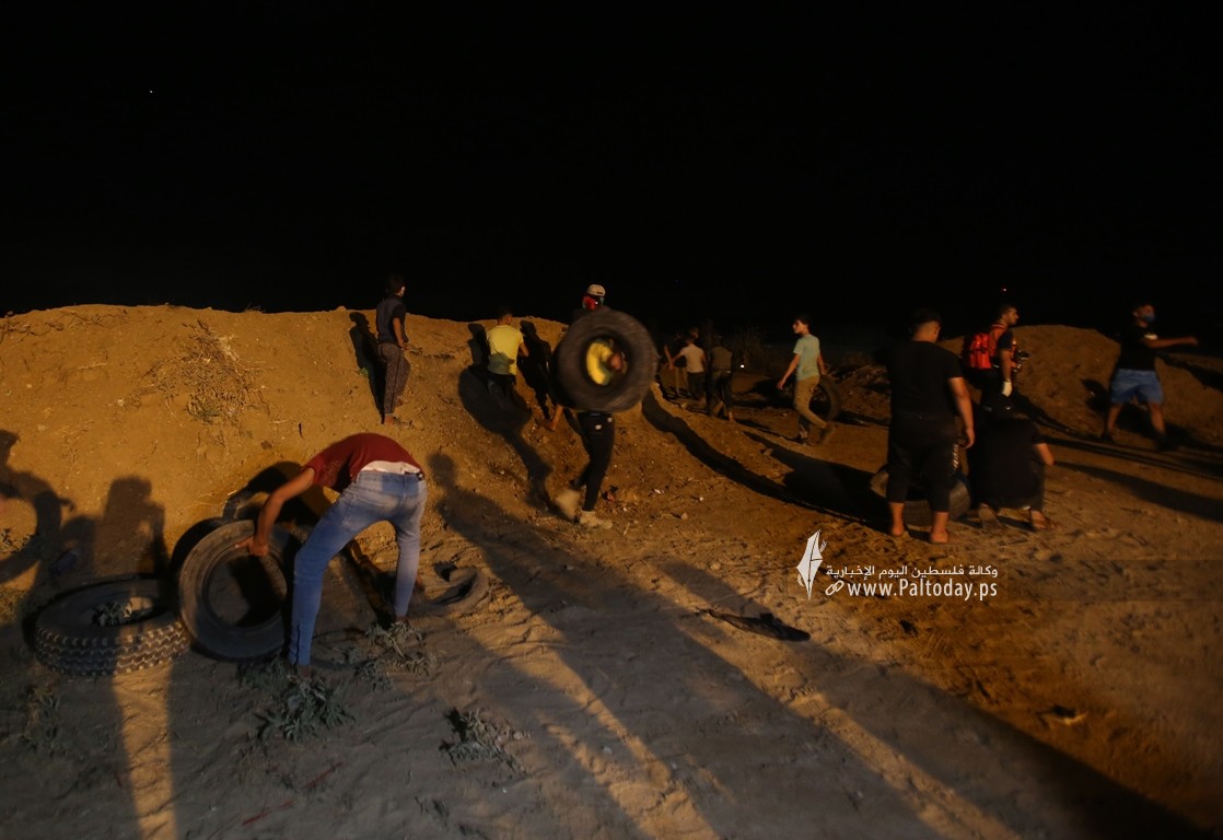 الإرباك الليلي على أرض مخيم العودة بمنطقة ملكة شرقي مدينة غزة رفضًا لاستمرار الحصار الإسرائيلي (7).JPG
