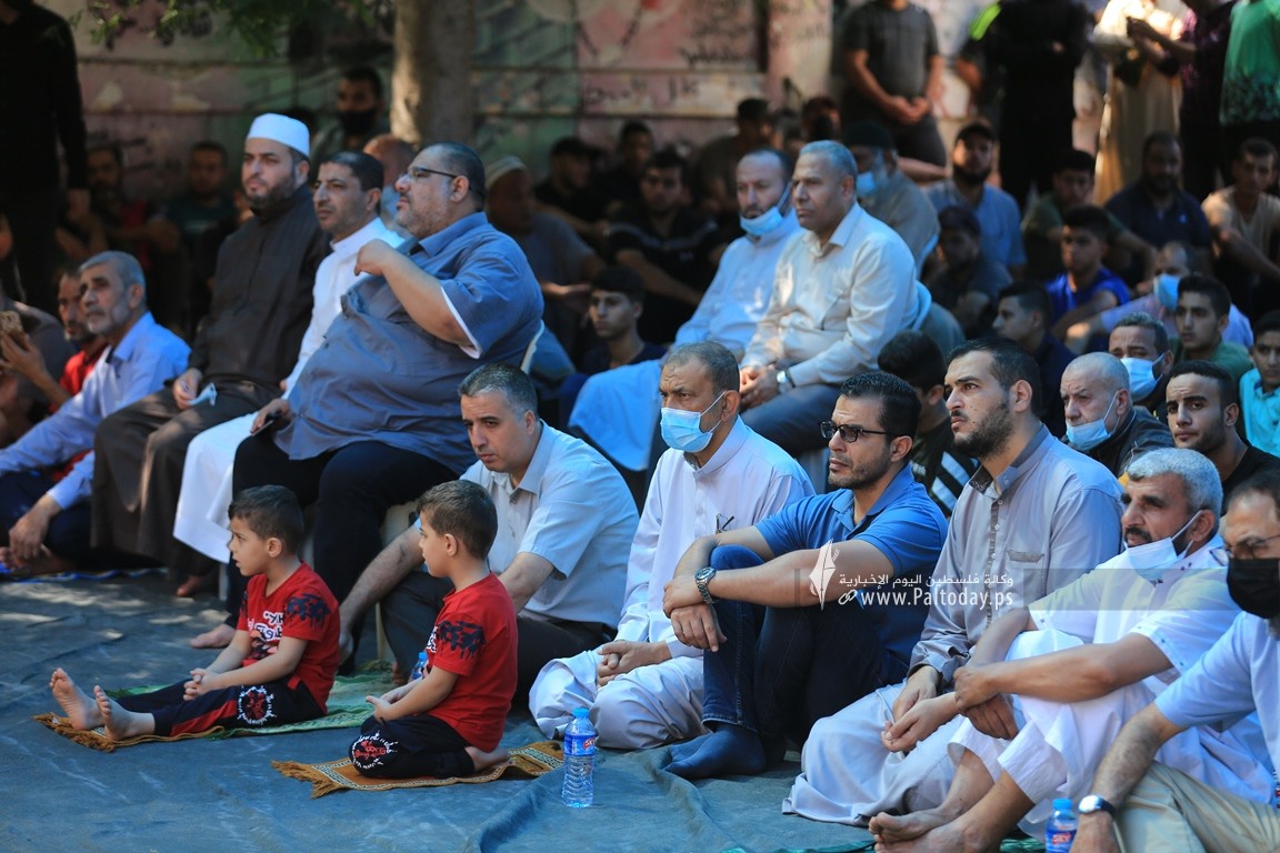  صلاة الجمعة أمام الصليب الاحمر بغزة نصرة لـ أسرى الجهاد المضربين عن الطعام  (29).JPG