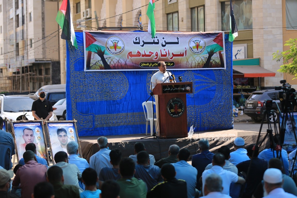 صلاة الجمعة أمام الصليب الاحمر بغزة نصرة لـ أسرى الجهاد المضربين عن الطعام  (34).JPG