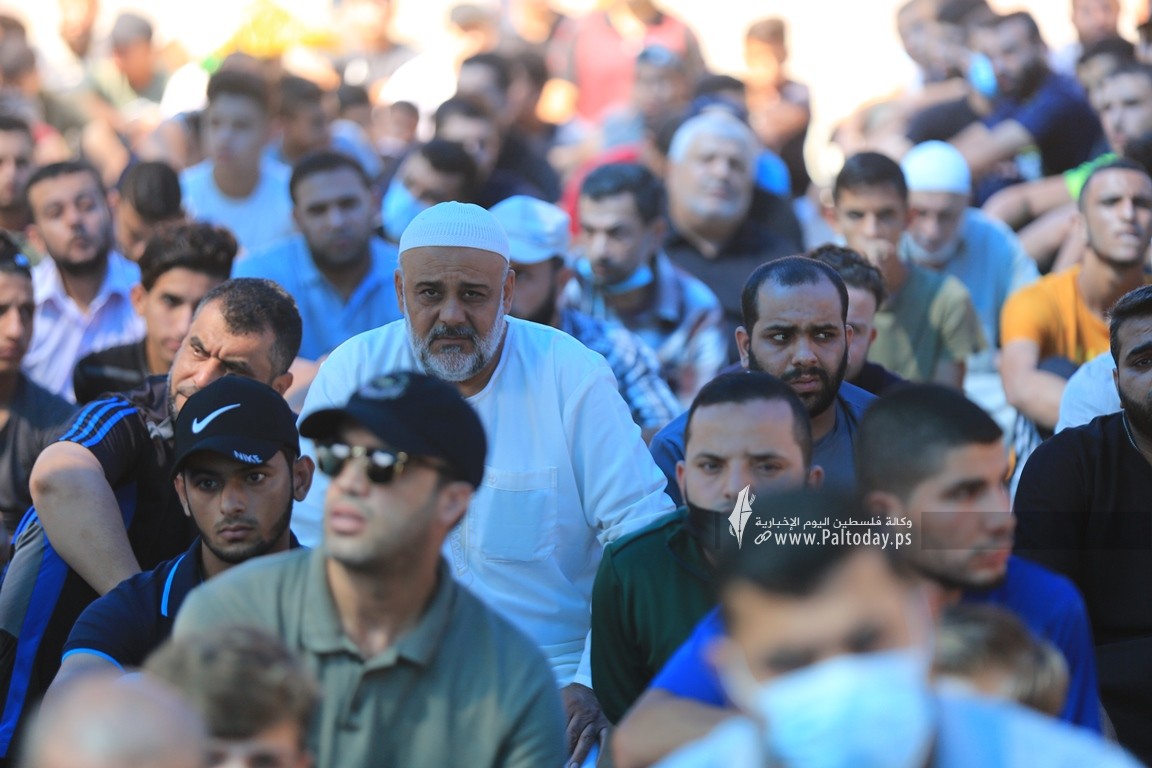  صلاة الجمعة أمام الصليب الاحمر بغزة نصرة لـ أسرى الجهاد المضربين عن الطعام  (27).JPG