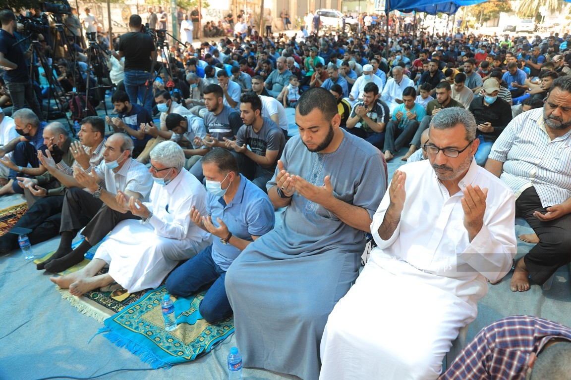  صلاة الجمعة أمام الصليب الاحمر بغزة نصرة لـ أسرى الجهاد المضربين عن الطعام  (20).JPG