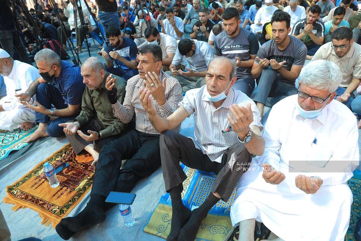  صلاة الجمعة أمام الصليب الاحمر بغزة نصرة لـ أسرى الجهاد المضربين عن الطعام  (18).JPG