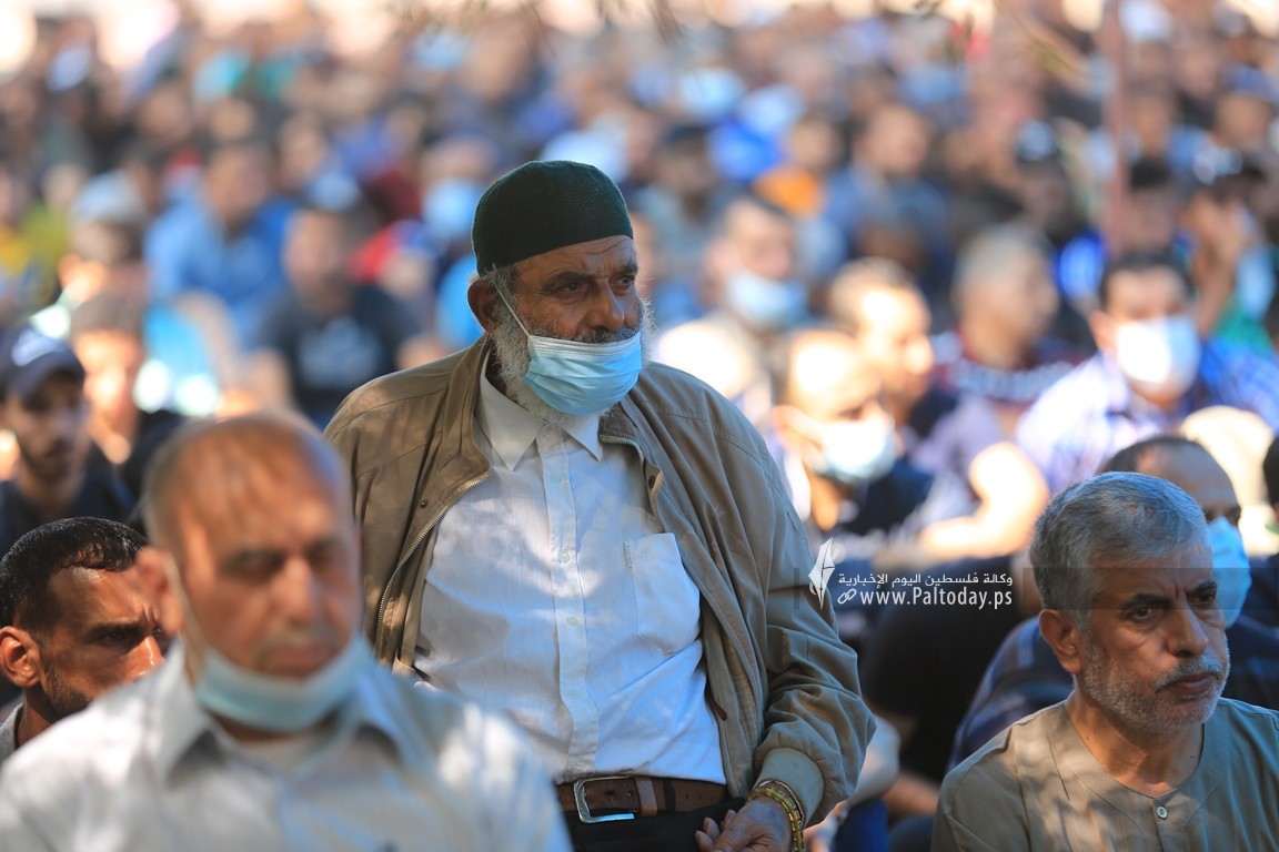  صلاة الجمعة أمام الصليب الاحمر بغزة نصرة لـ أسرى الجهاد المضربين عن الطعام  (30).JPG