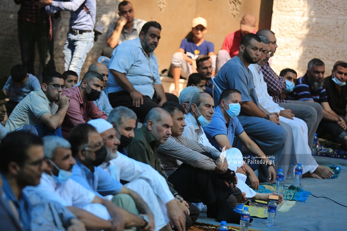  صلاة الجمعة أمام الصليب الاحمر بغزة نصرة لـ أسرى الجهاد المضربين عن الطعام  (31).JPG