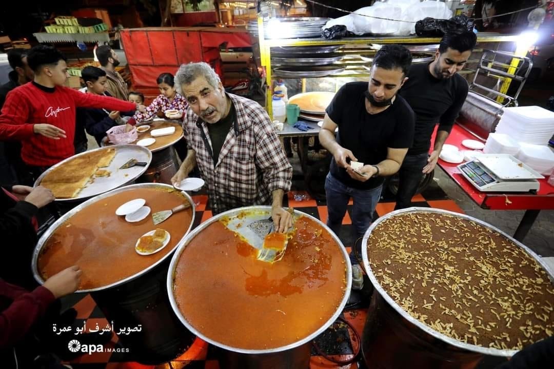 مسعود القططي حلواني فلسطيني يبيع الحلويات بأسعار رمزية (8).jpeg