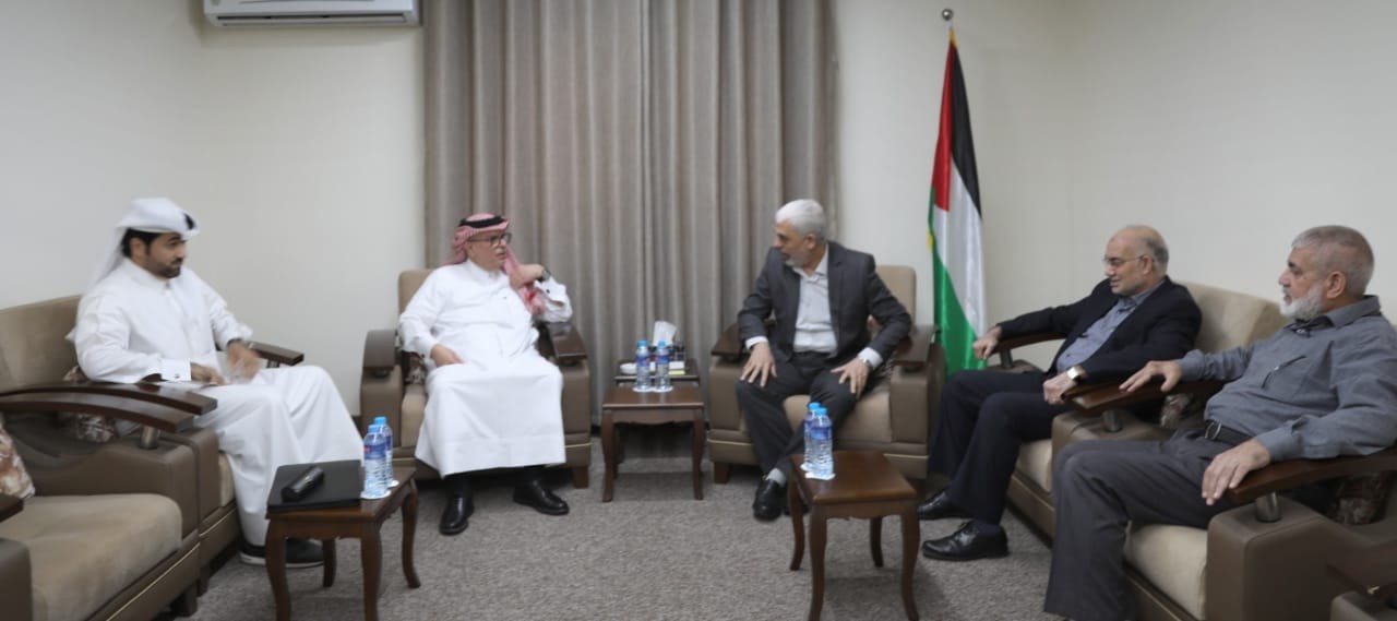 رئيس حركة حماس يحيى السنوار ورئيس اللجنة القطرية لاعمار غزة السفير محمد العمادي في لقاء بغزة.jpg