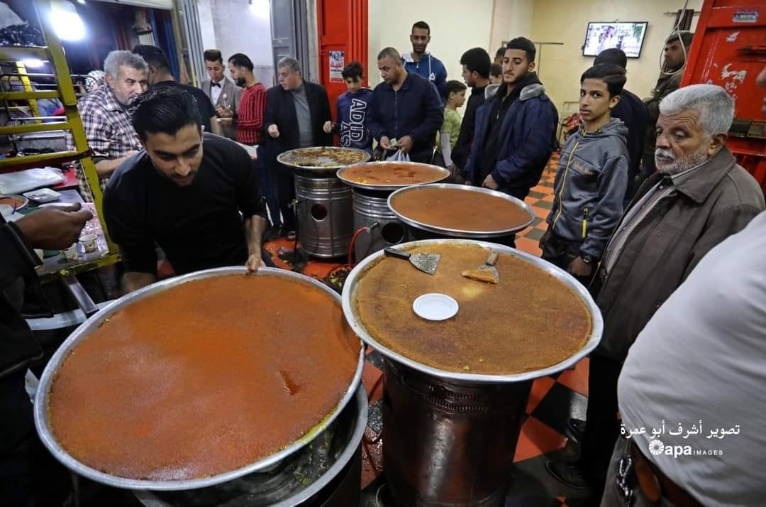 مسعود القططي حلواني فلسطيني يبيع الحلويات بأسعار رمزية (9).jpeg